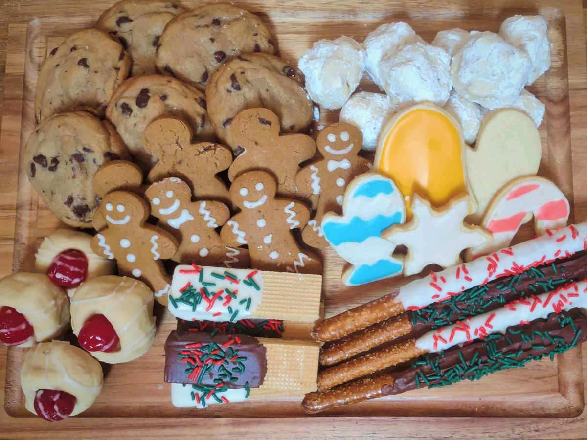 Deliciously Easy and Festive Christmas Cookie Charcuterie Board ...